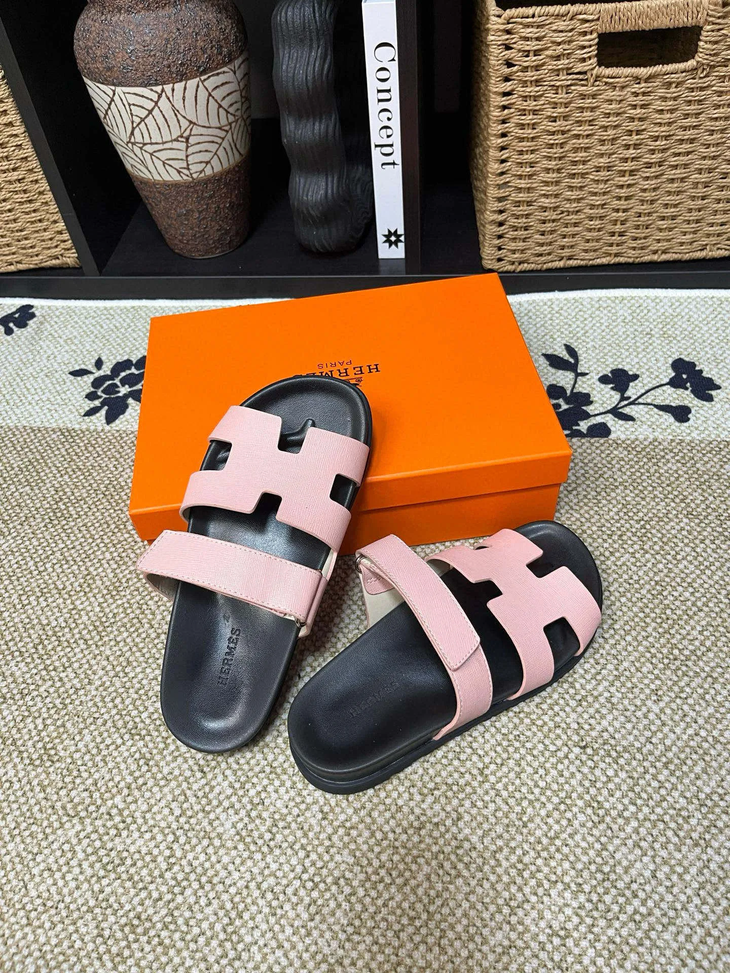 P300 Long-term stock Hermes men’s Kazimir slippers for couples - top quality woven calfskin functional sandals with intertwined uppers inspired by the “H” iconic pattern to create a casual look, perfect for summer. Imported cowhide + cowhide lining + TUP outsole Size: 35-46